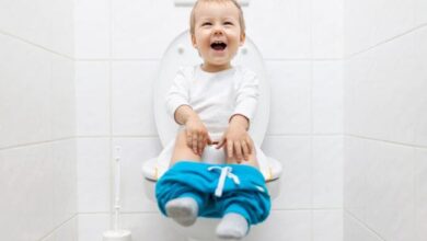 طريقة تعليم الطفل الحمام ونصائح لتخليصه من الحفاضة