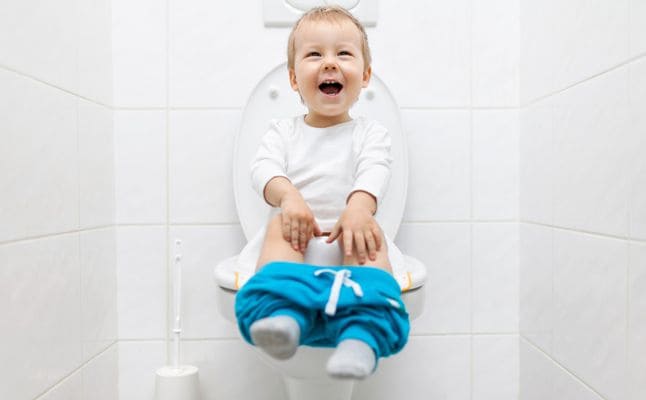 طريقة تعليم الطفل الحمام ونصائح لتخليصه من الحفاضة