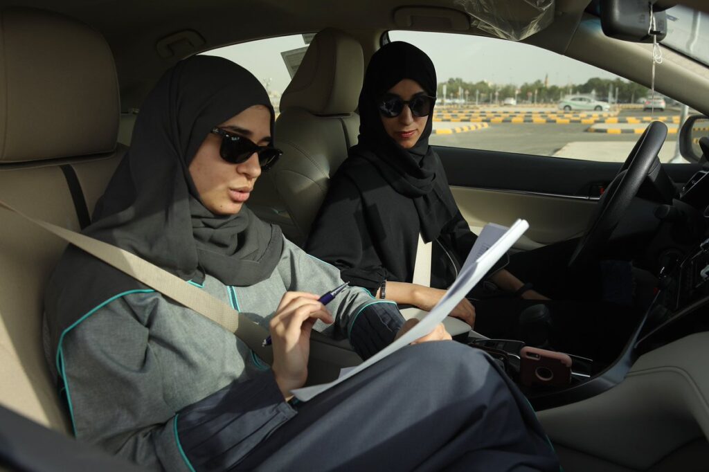 تسجيل رخصة قيادة للنساء بجدة